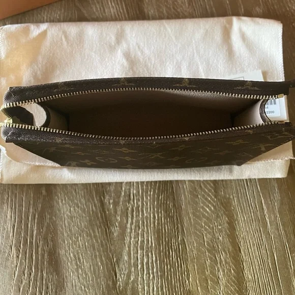 Classic Louis Vuitton Toiletry 19 - Picture 4 of 11